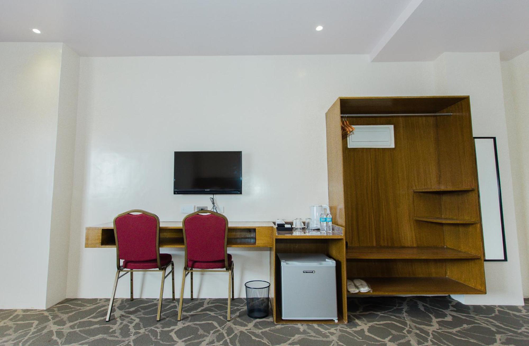 Maxi Hotel And Event Center Tagbilaran City Kültér fotó
