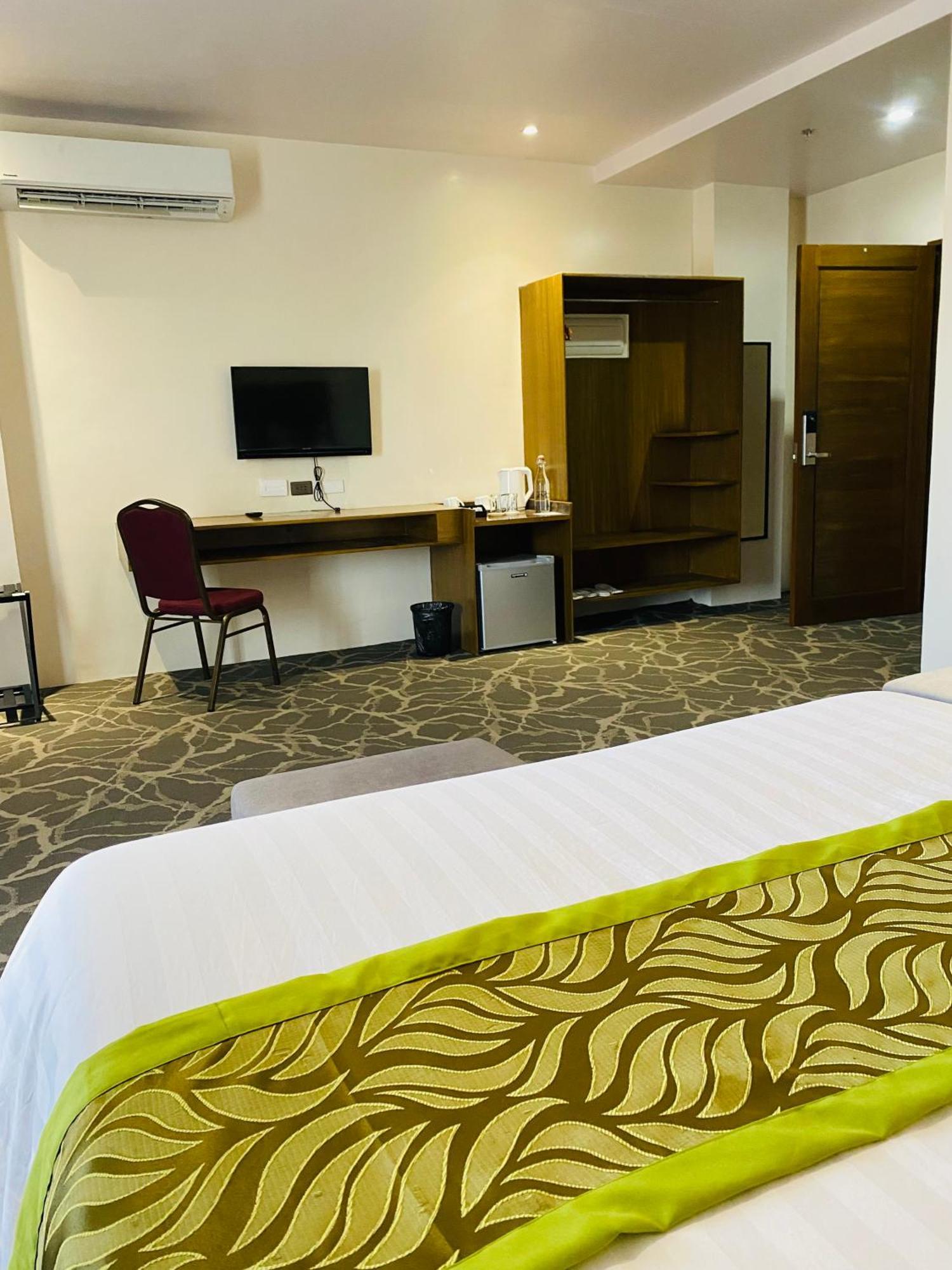 Maxi Hotel And Event Center Tagbilaran City Kültér fotó