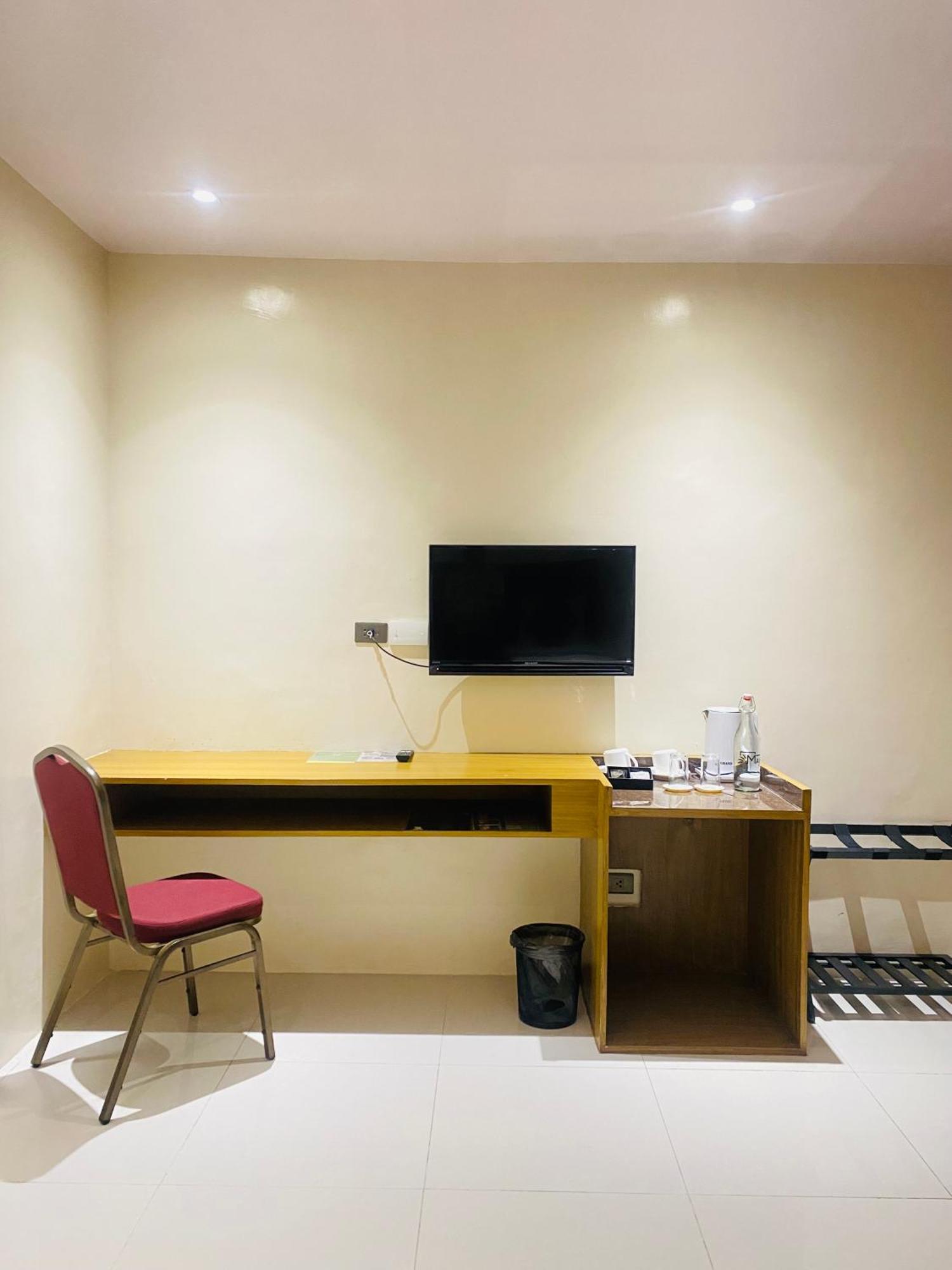 Maxi Hotel And Event Center Tagbilaran City Kültér fotó